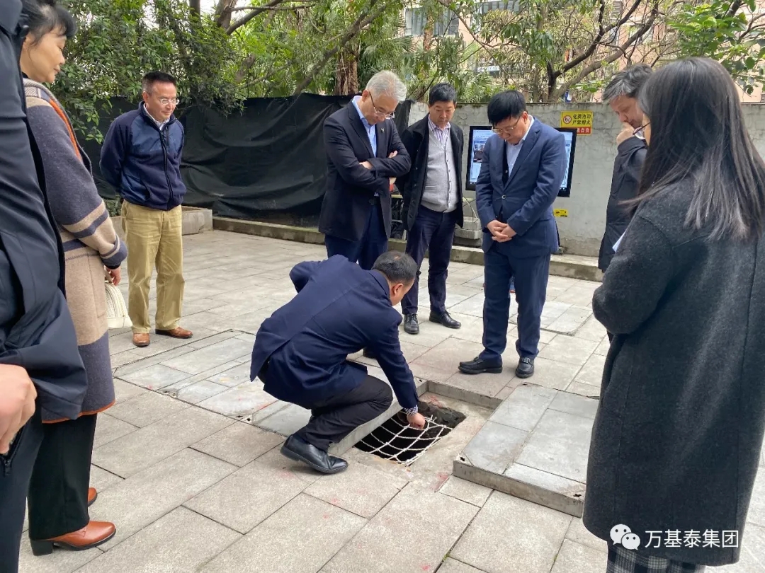 重庆市城市管理局与市财政局一行对荣冠科技“地下管网及化粪池安全监控智能处置系统”进行现场调研
